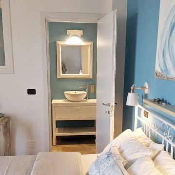 camera con bagno azzurro